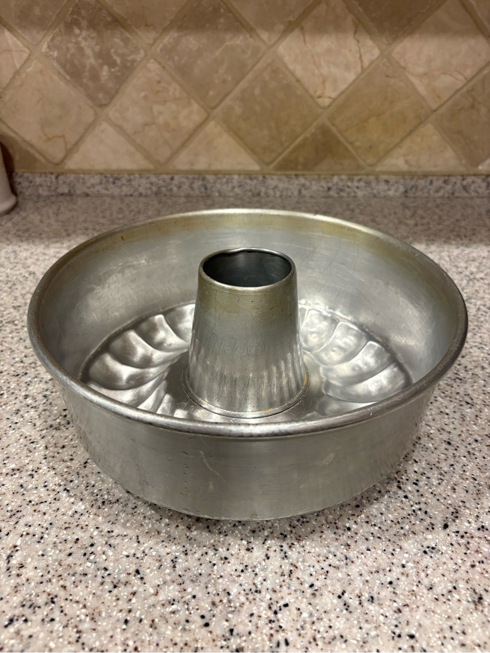Vintage  fluted aluminum Bundt cake pan - Picture 2 of 7